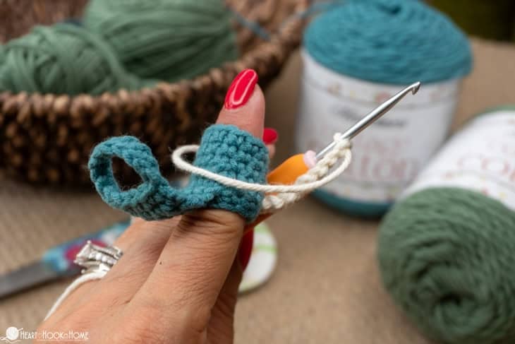 blue finger cuff and yarn guide crochet pattern