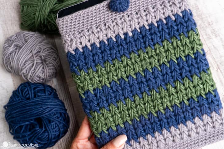 crochet tablet sleeve with yarn